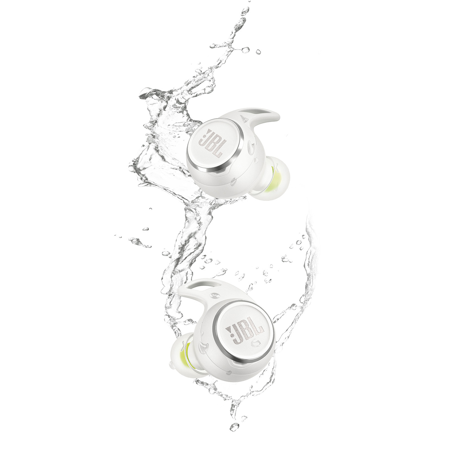 Due auricolari JBL bianche in acqua con schizzi, su sfondo bianco.