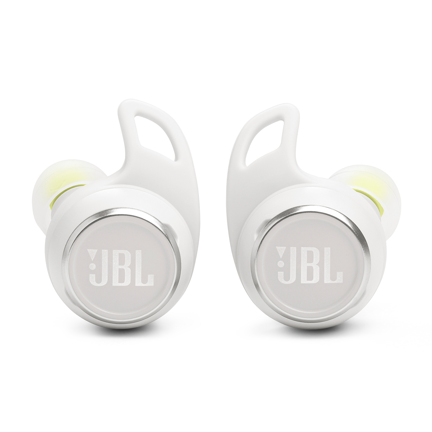 Due auricolari JBL bianchi, ciascuno con il logo JBL, su sfondo bianco.