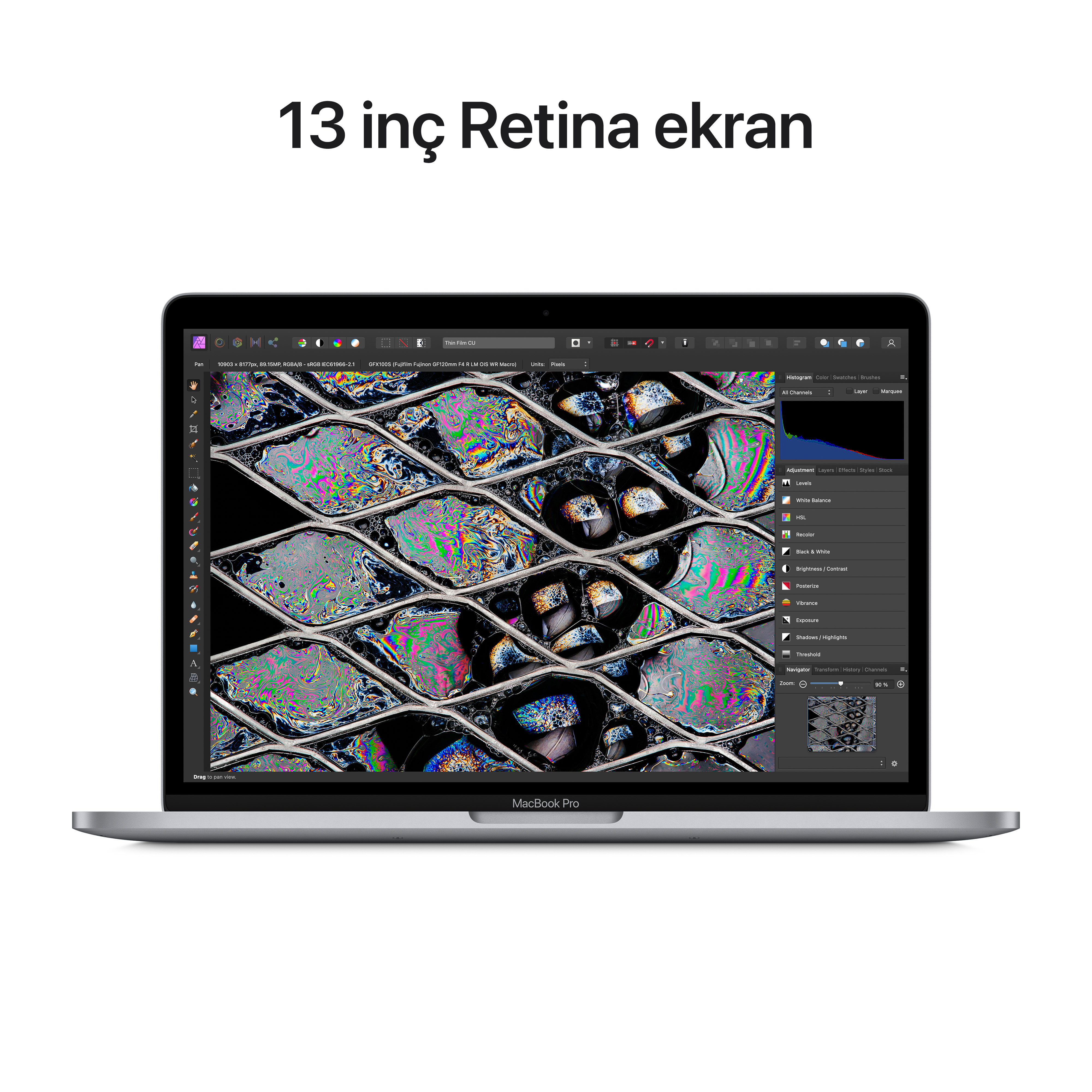 Beyaz bir yüzeyde duran, flaş takılı siyah bir kamera. Lens izleyiciye bakıyor.