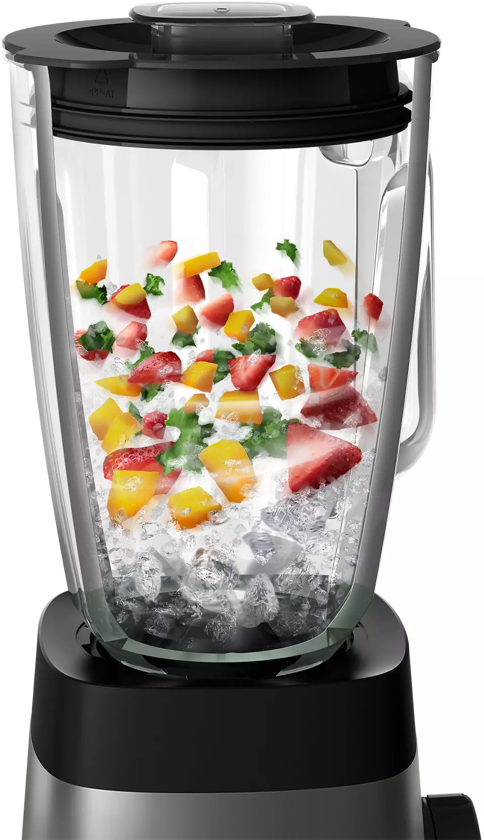Un blender avec glace, fraises, mangue et menthe. La base noire a un panneau argenté.