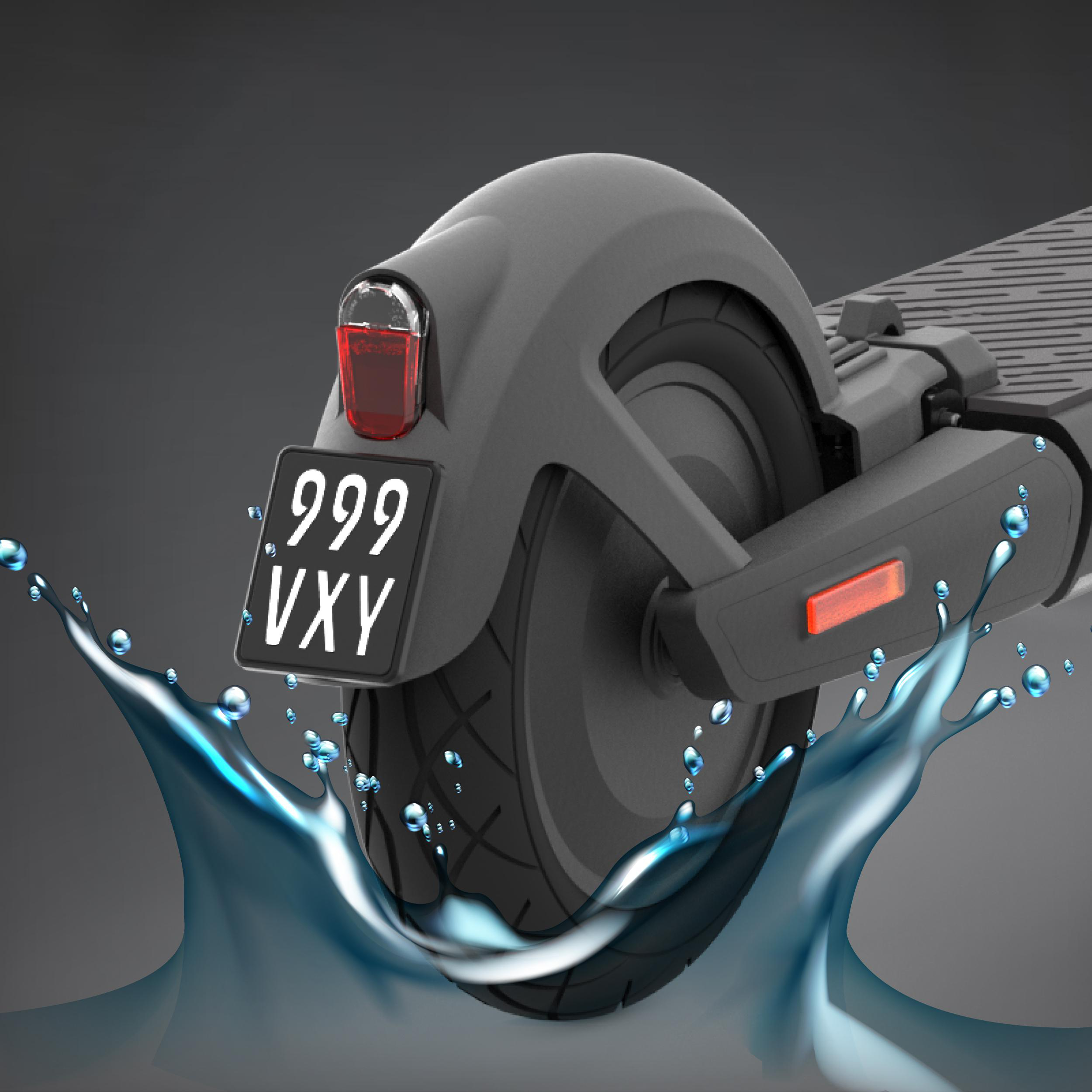 Nahaufnahme des Hinterrads eines grauen Elektrorollers, mit Wasserspritzern und Nummernschild: 999 VXY.