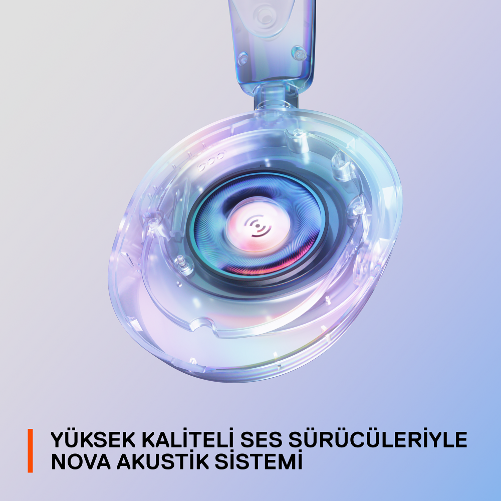 Bir kulaklık hoparlörünün yakın çekimi. Hoparlör şeffaf ve mavi bir ışık görülebilir. Metin "NOVA AKUSTİK SİSTEMİ" diyor.