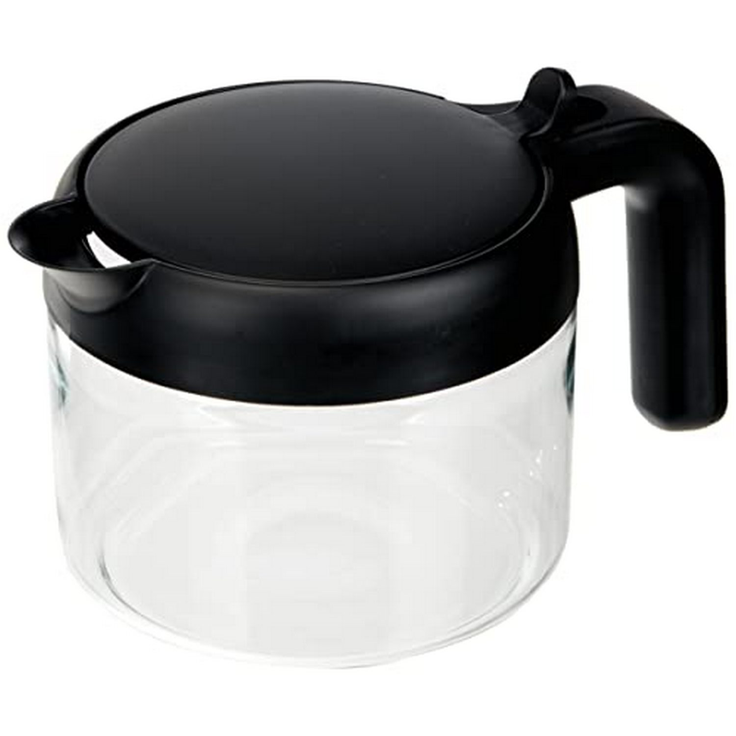 Una jarra de café de vidrio con tapa y asa negras. La jarra está sobre un fondo blanco.