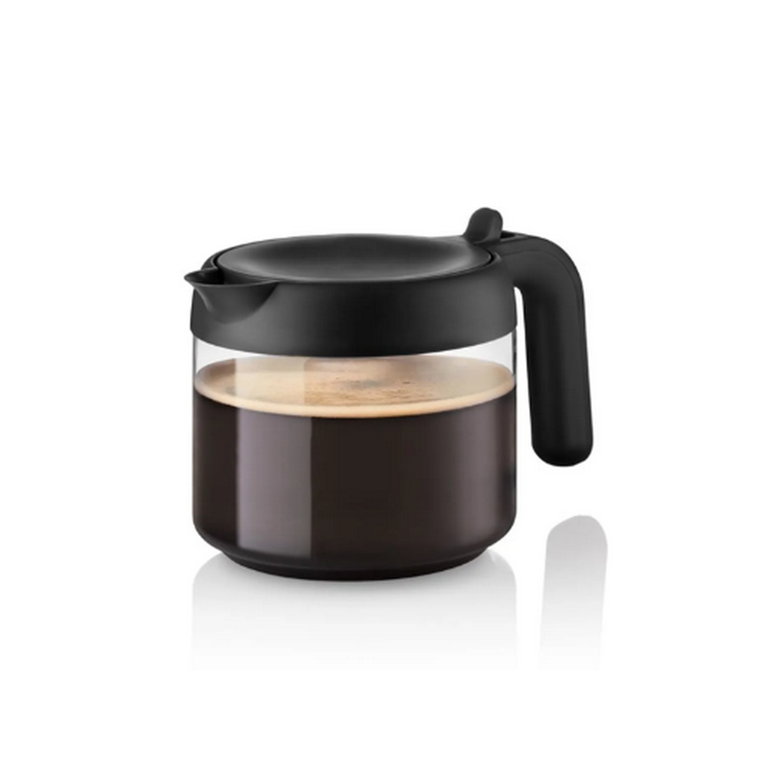 Jarra de café negra con tapa negra, llena de café, sobre un fondo blanco.