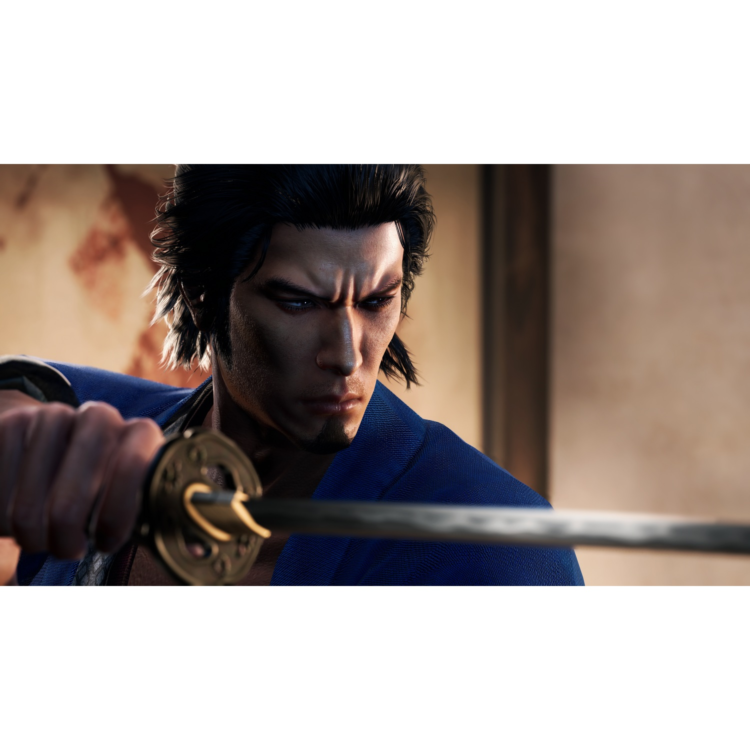 Un hombre con cabello oscuro y kimono azul sostiene una espada, mirando intensamente el arma.