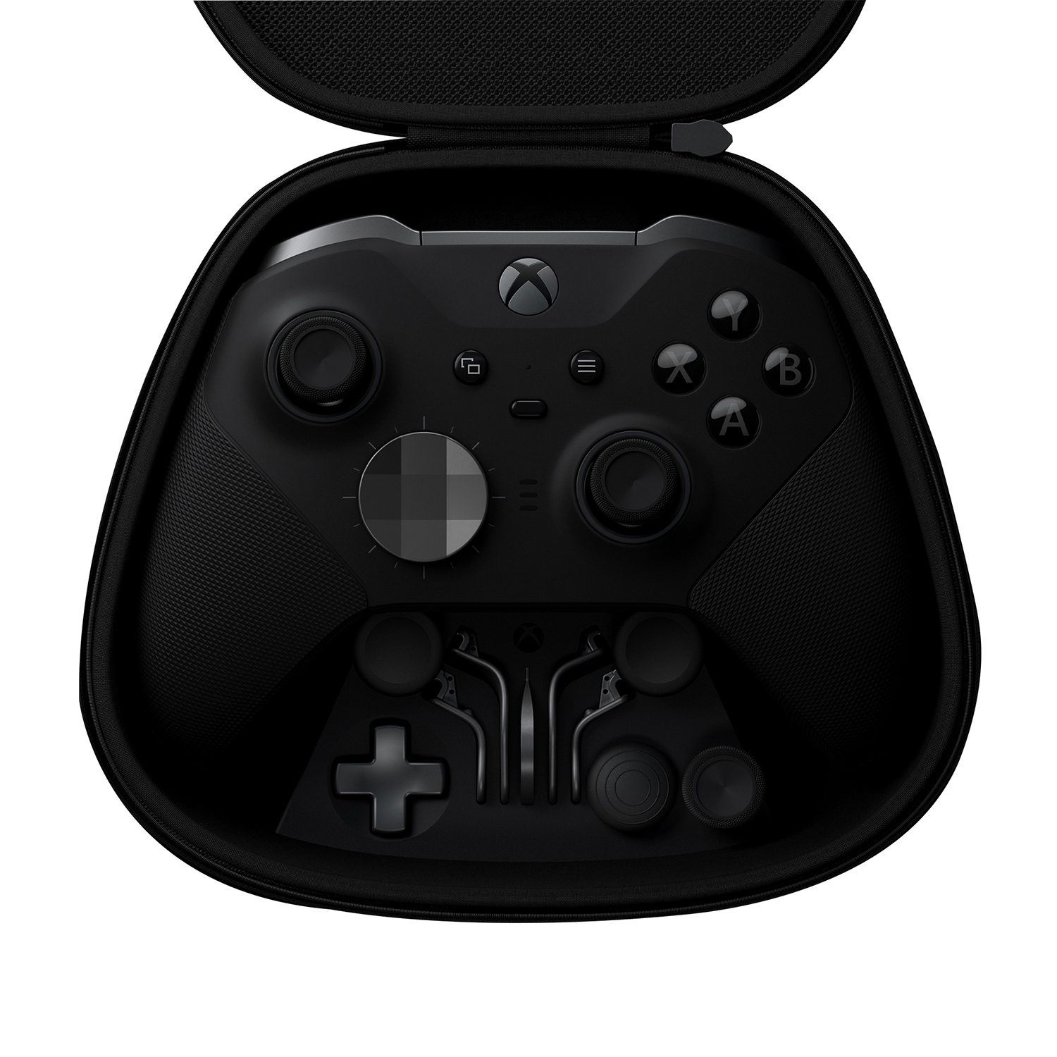 Un controller Xbox nero all'interno di una custodia nera, aperto.