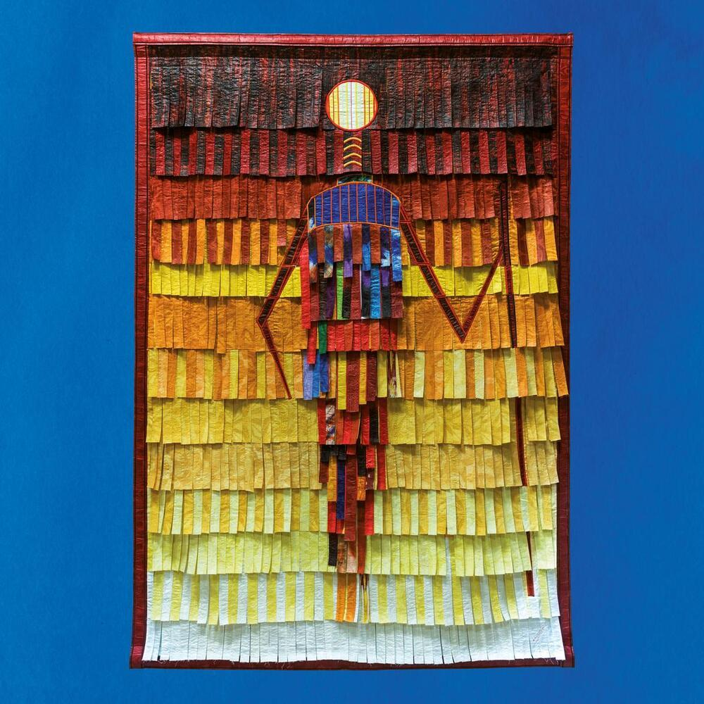 Abstraktes Kunstwerk. Eine menschenähnliche Figur aus bunten vertikalen Streifen auf blauem Hintergrund. Roter Rahmen.