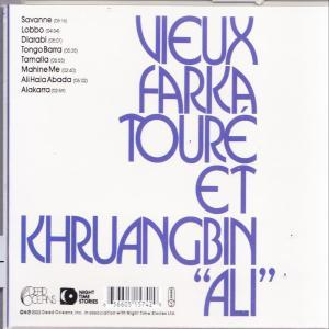 Rückseite eines Musikalbums mit Künstlernamen und Titelliste in Blau auf weißem Hintergrund.