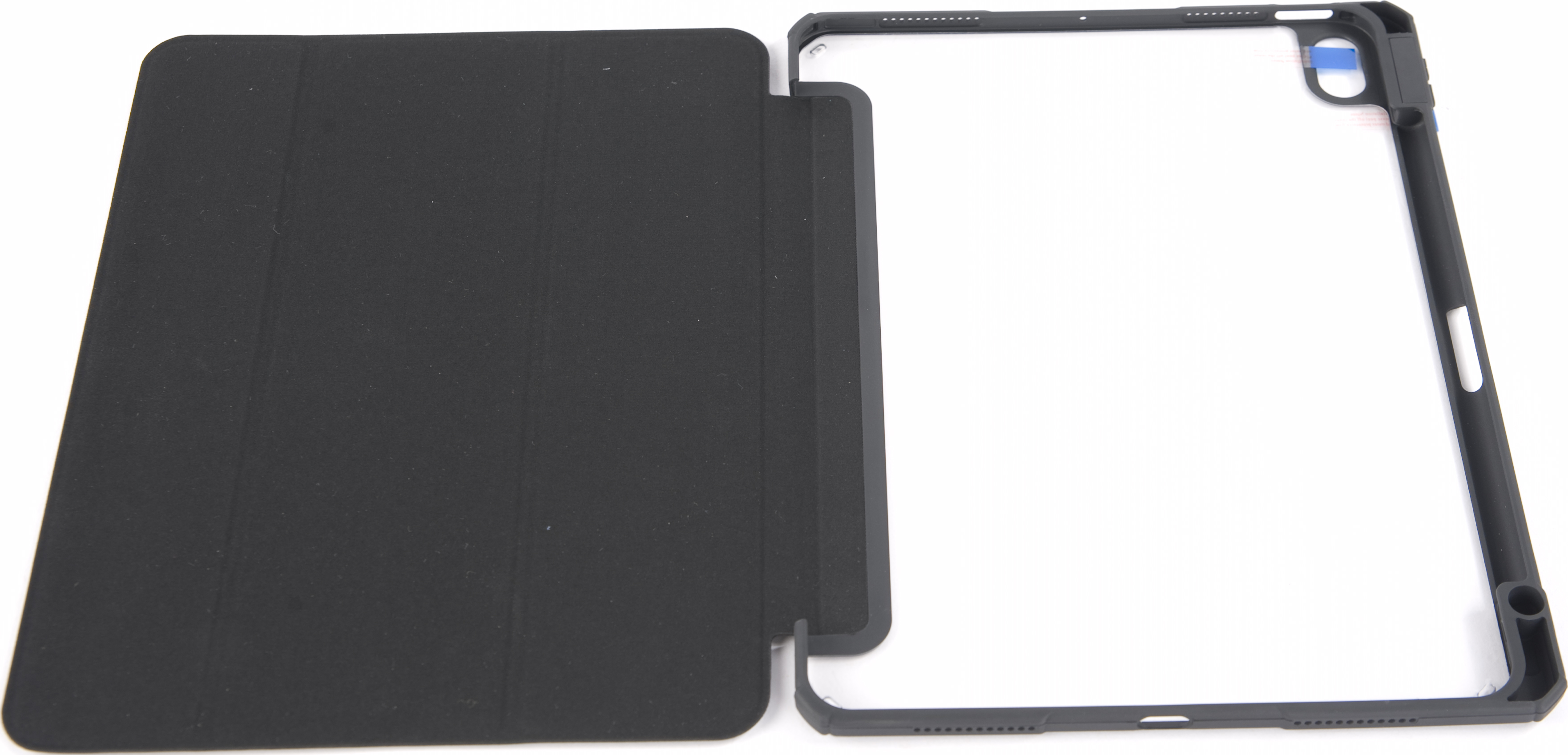 Geöffnete schwarze Tablethülle. Eine Seite ist eine Abdeckung, die andere ein Rahmen für das Tablet.