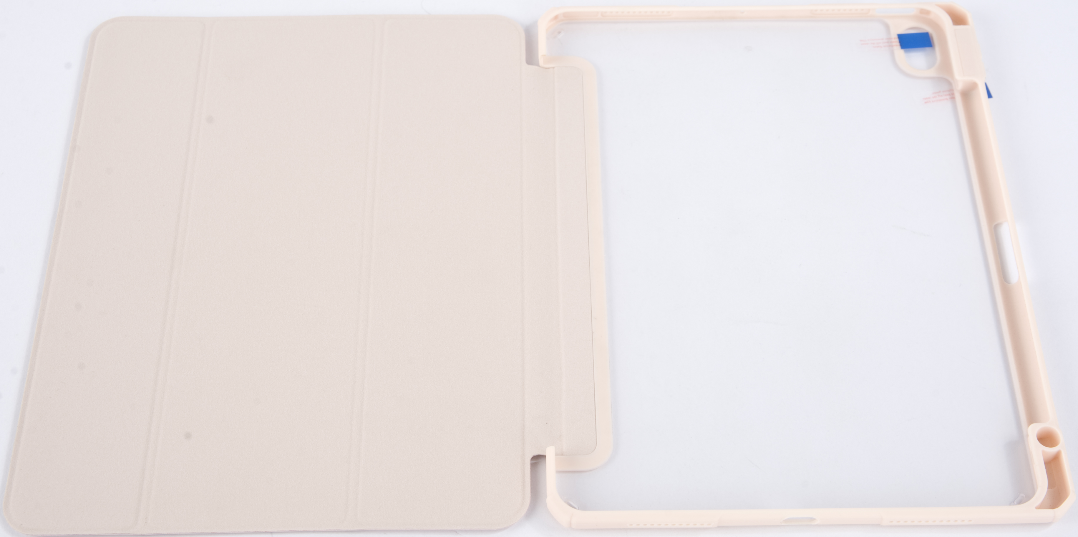 Custodia per tablet rosa chiaro aperta su una superficie bianca.