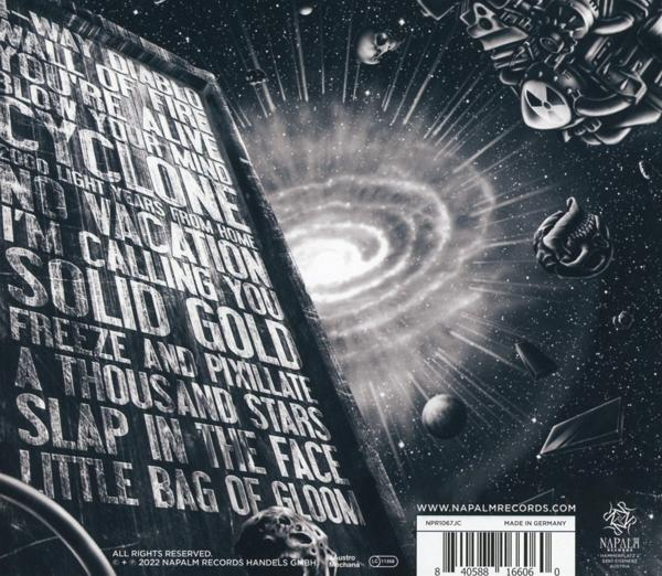 Fekete-fehér album borító szöveggel és grafikával, mely egy fekete lyukat vagy galaxist mutat a háttérben.