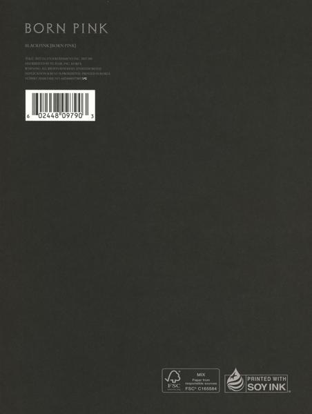 Blackpink-Albumcover. Schwarzes Cover mit weißem Text, einem Barcode und einem FSC-Logo.