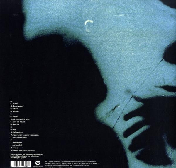 Albumcover: Ein blau getöntes Gesicht mit Text.