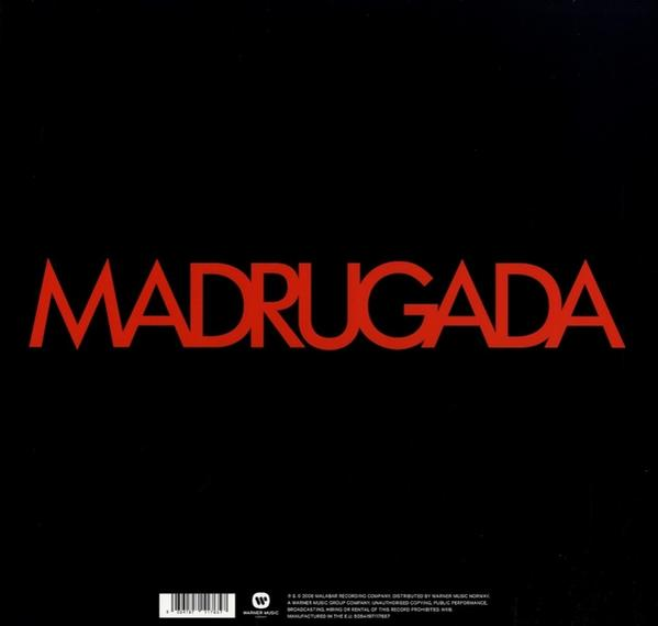 Das Cover einer schwarzen Schallplatte mit dem Wort MADRUGADA in roten Buchstaben.