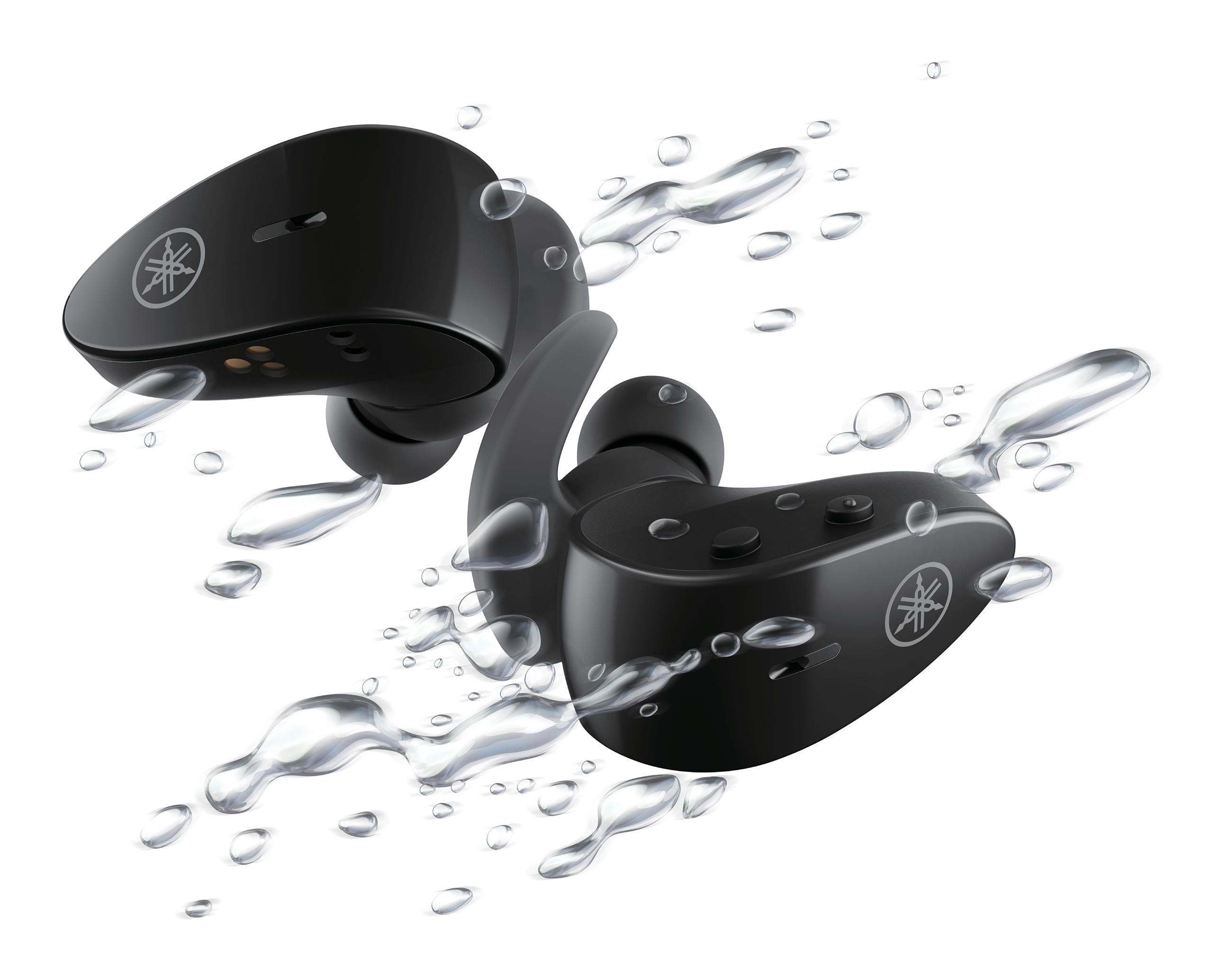 Schwarze Yamaha-Ohrhörer mit Wassertropfen, vor weißem Hintergrund.