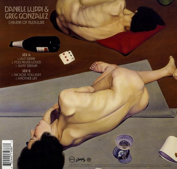 Albumcover mit zwei nackten Figuren, einer Flasche und Spielkarten.