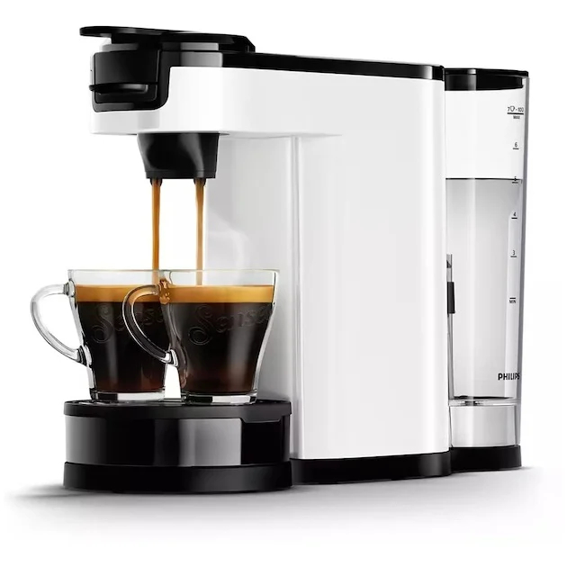 Weiß-schwarze Kaffeemaschine mit zwei Glasbechern, die mit Kaffee gefüllt werden.