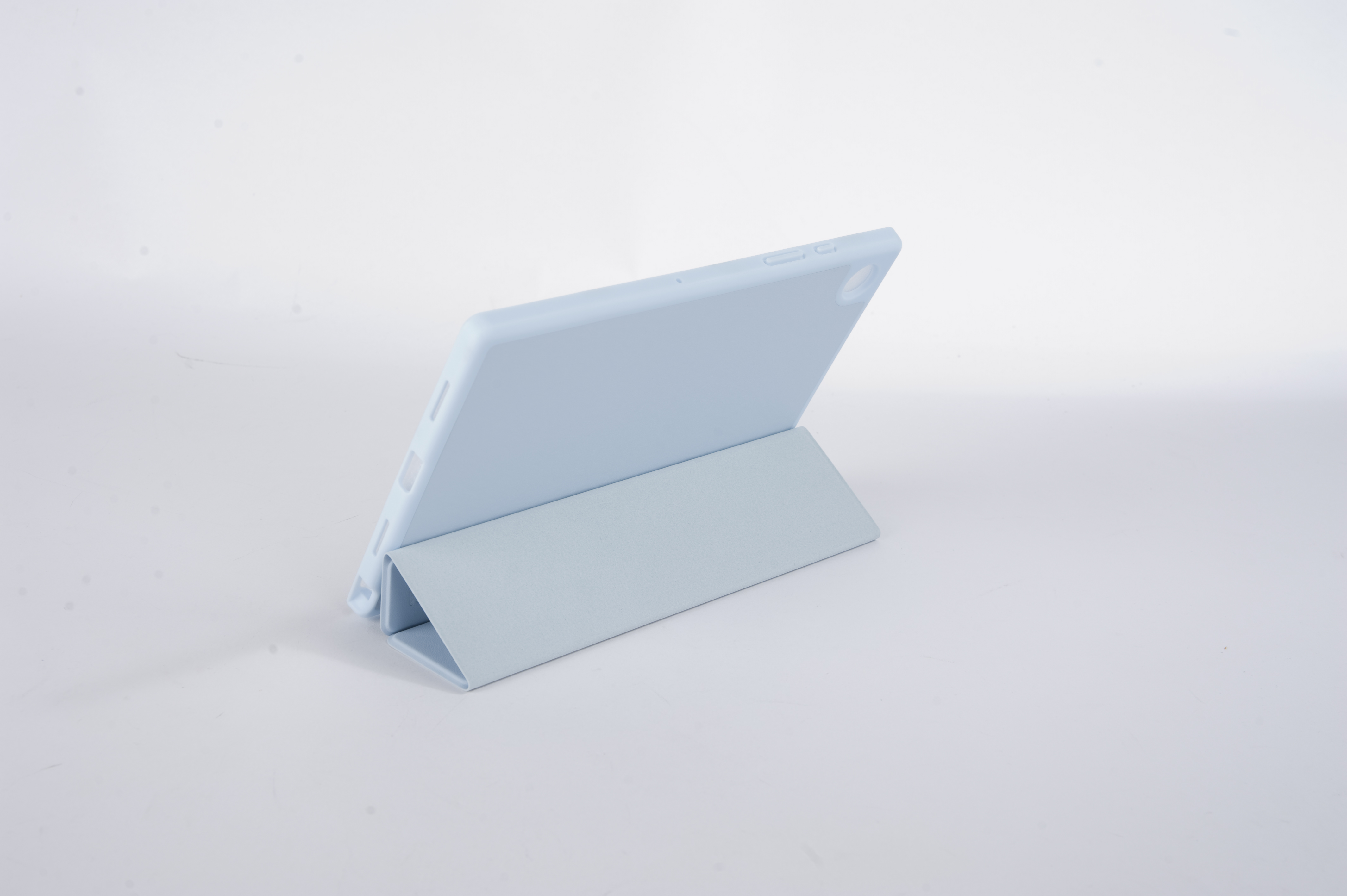 Hellblaues Tablet in einem gefalteten hellblauen Gehäuse.