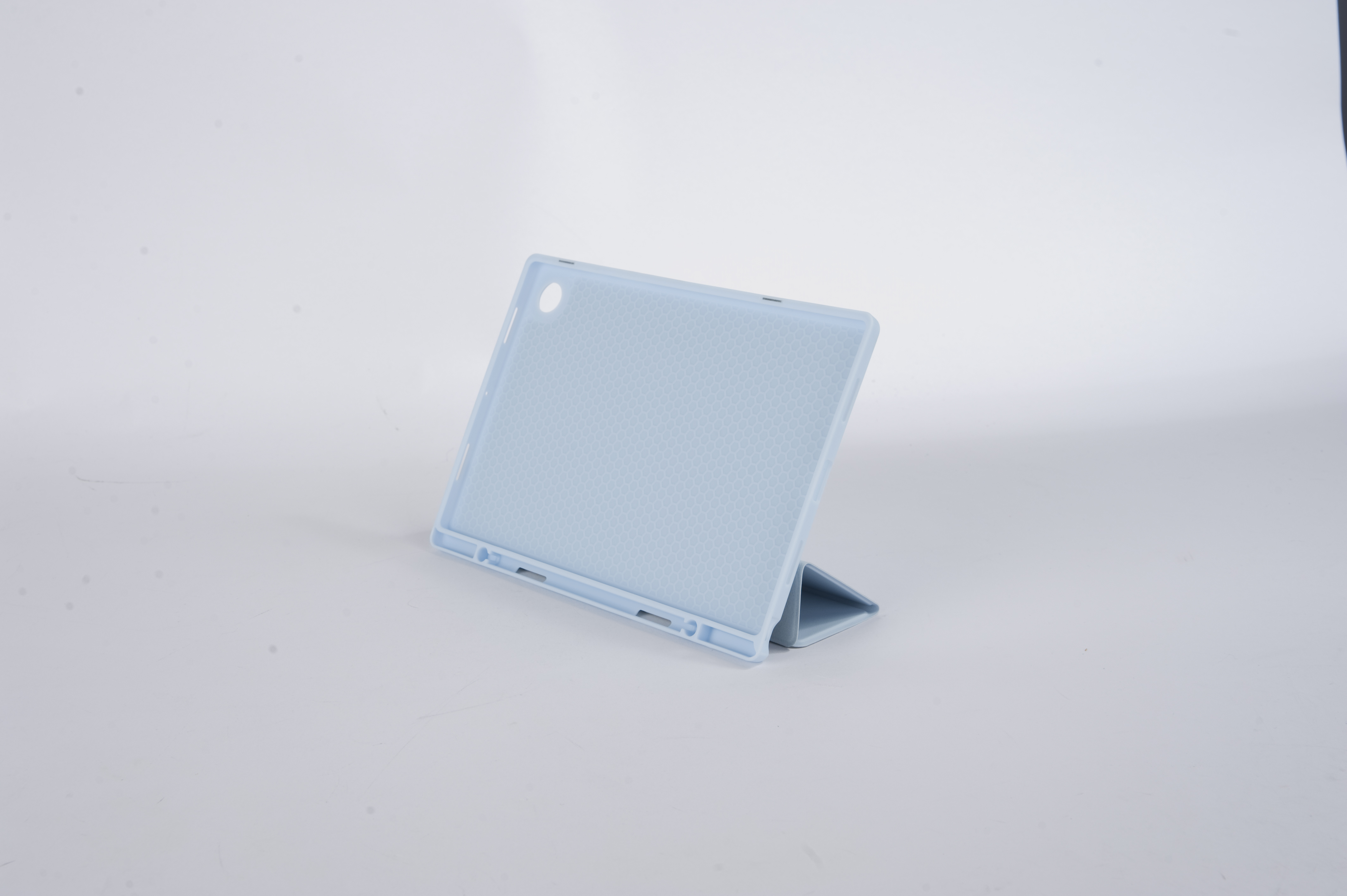 Eine hellblaue Tablethülle mit dem Tablet darin. Die Hülle steht in einer geneigten Position.