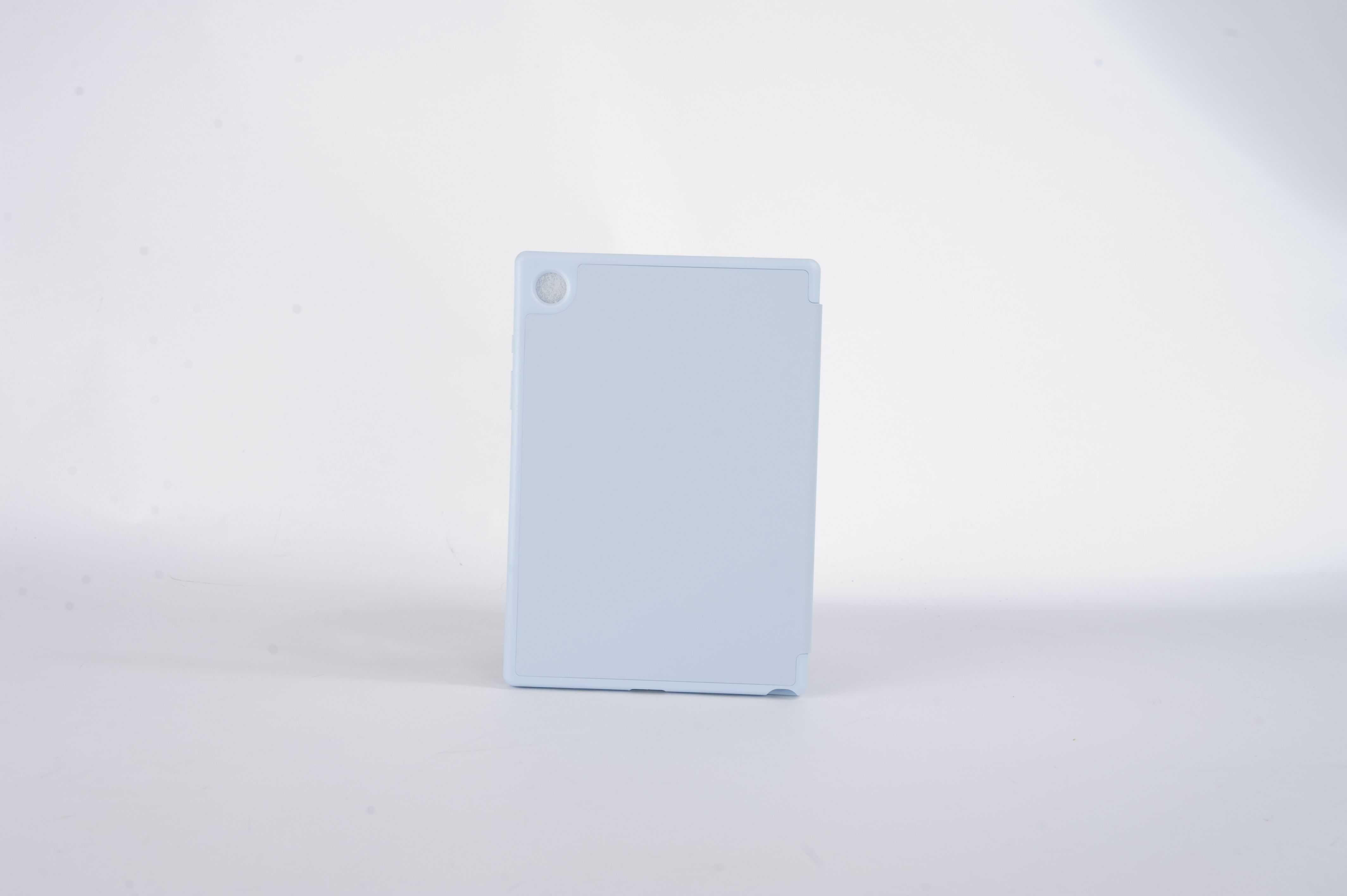 Eine hellblaue Tablethülle auf weißem Hintergrund, aufrecht stehend. Der Koffer hat eine blassblaue Farbe.