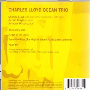 Die Rückseite einer CD-Hülle. Text listet Songs von Charles Lloyd Ocean Trio auf gelbem Hintergrund auf.
