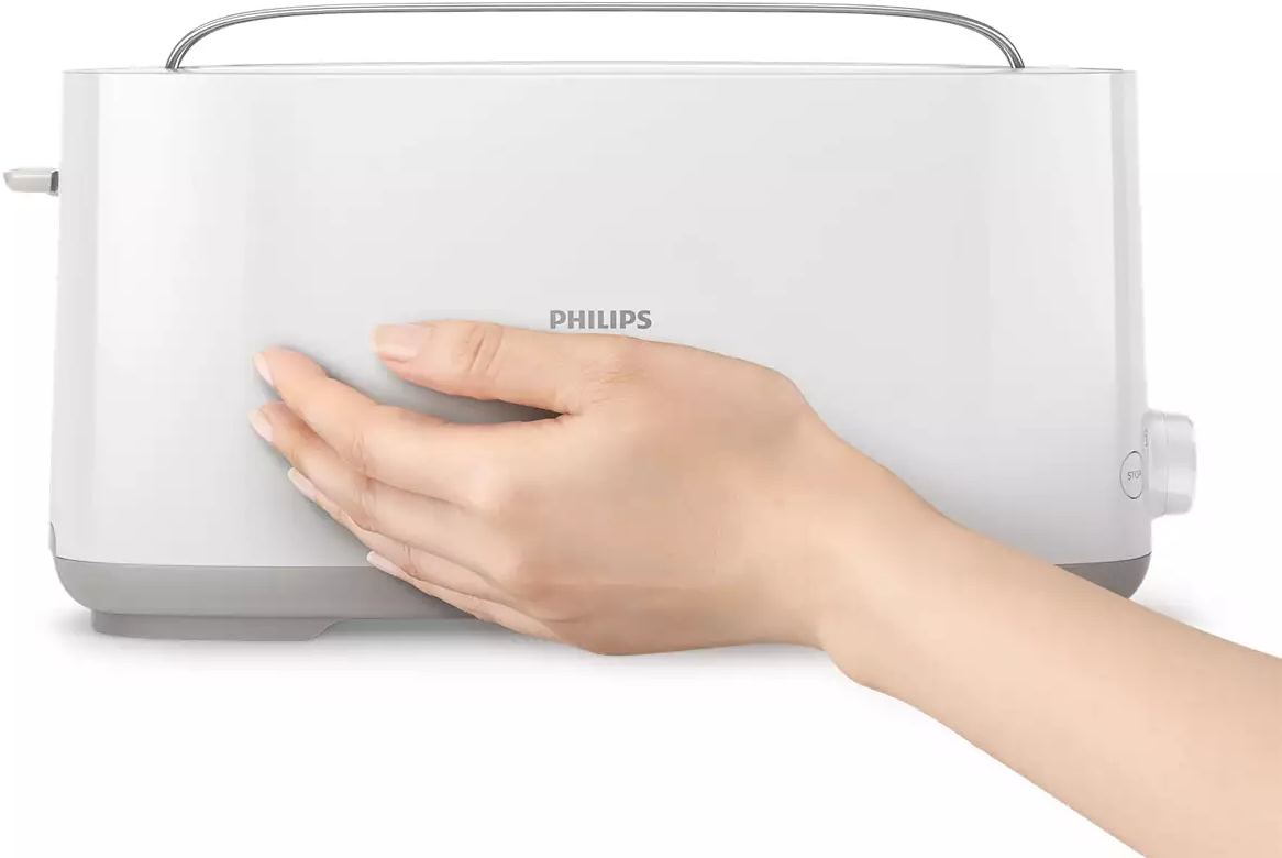 Kéz egy fehér Philips kenyérpirítót érint.