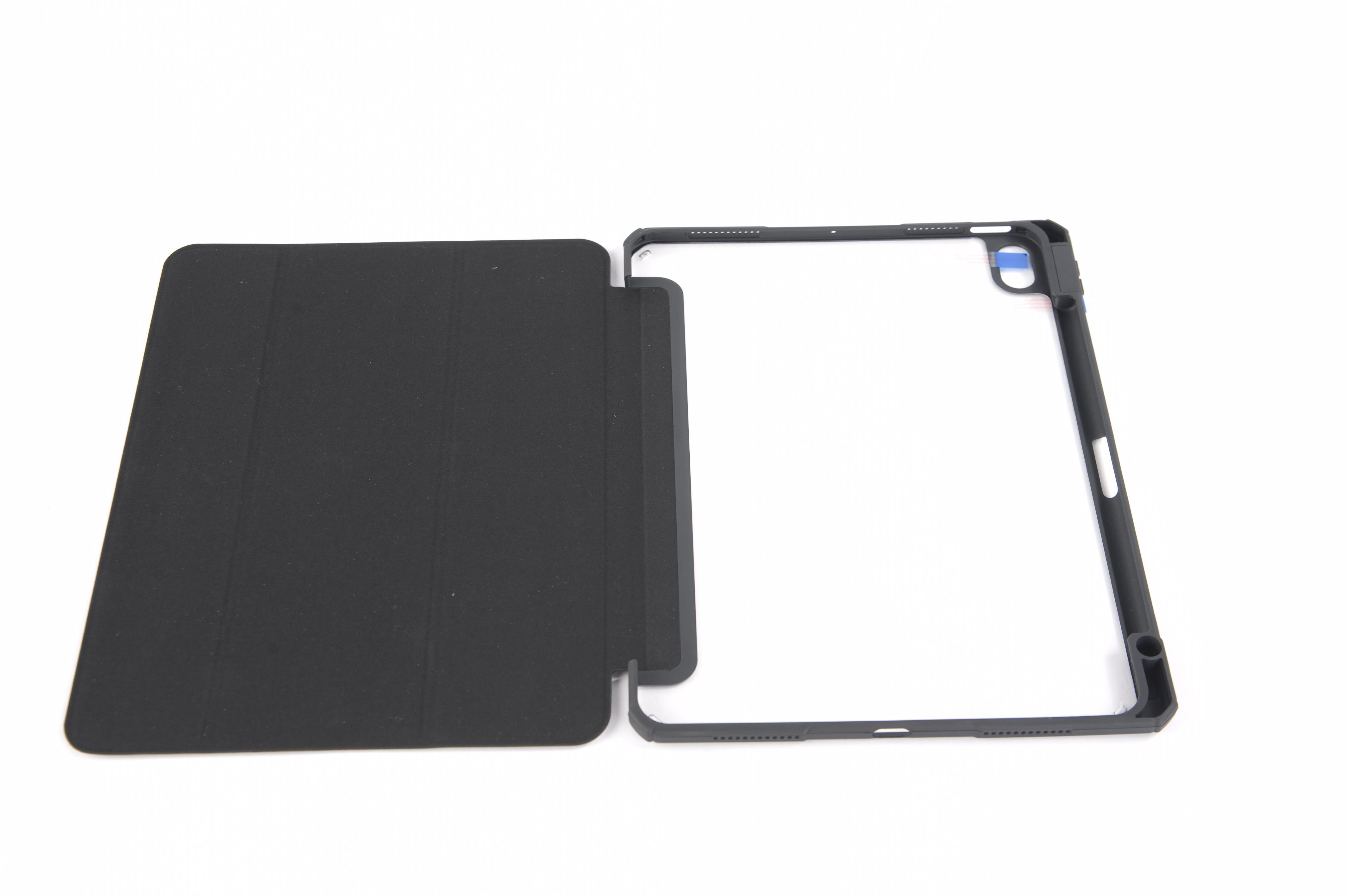 Schwarze Tablethülle mit geöffneter Abdeckung und Tablet-Rahmen.
