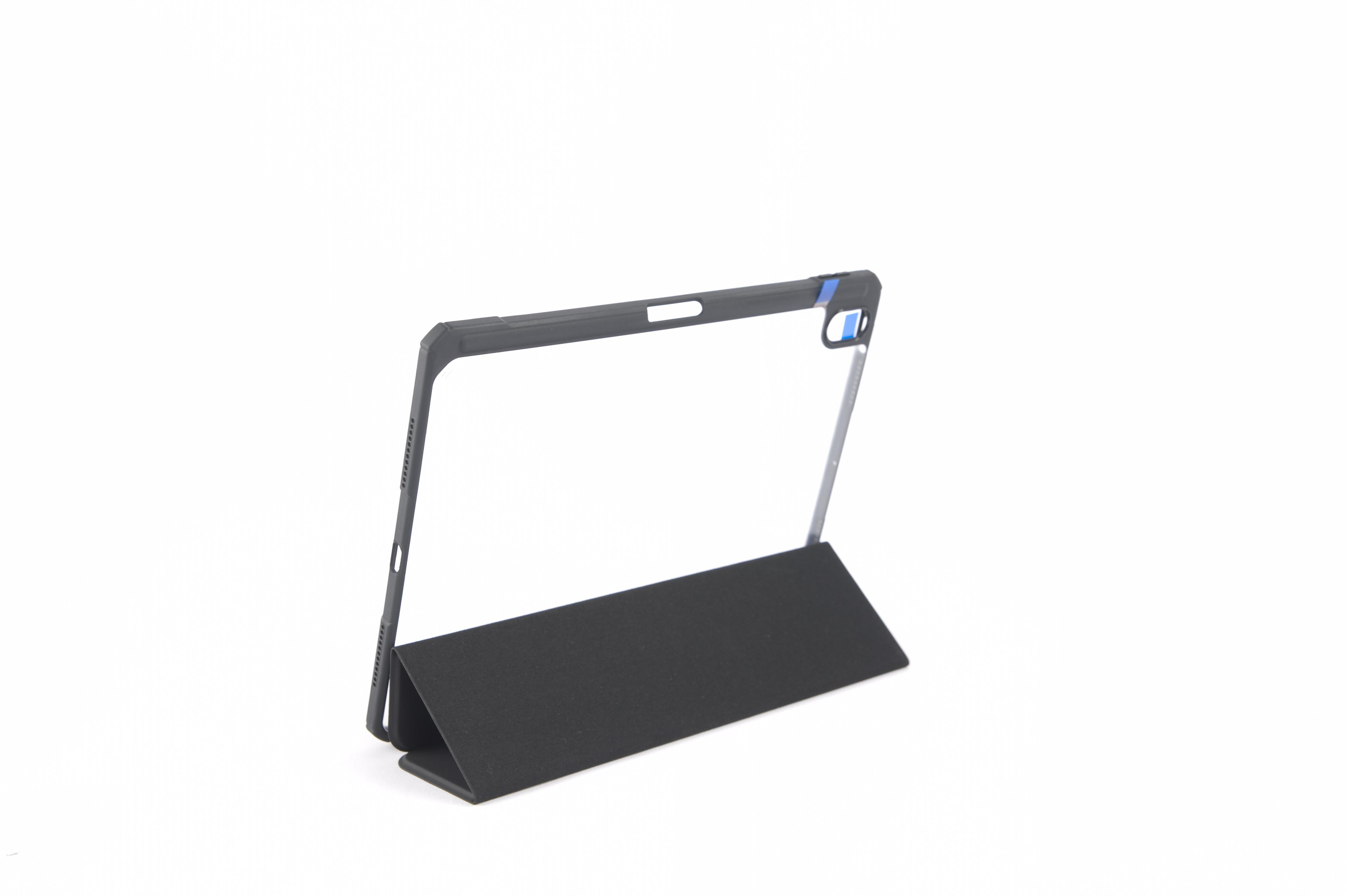 Geöffnete schwarze iPad-Hülle, die auf einer weißen Oberfläche steht. Die Hülle ist mit einem blauen Akzent geöffnet.