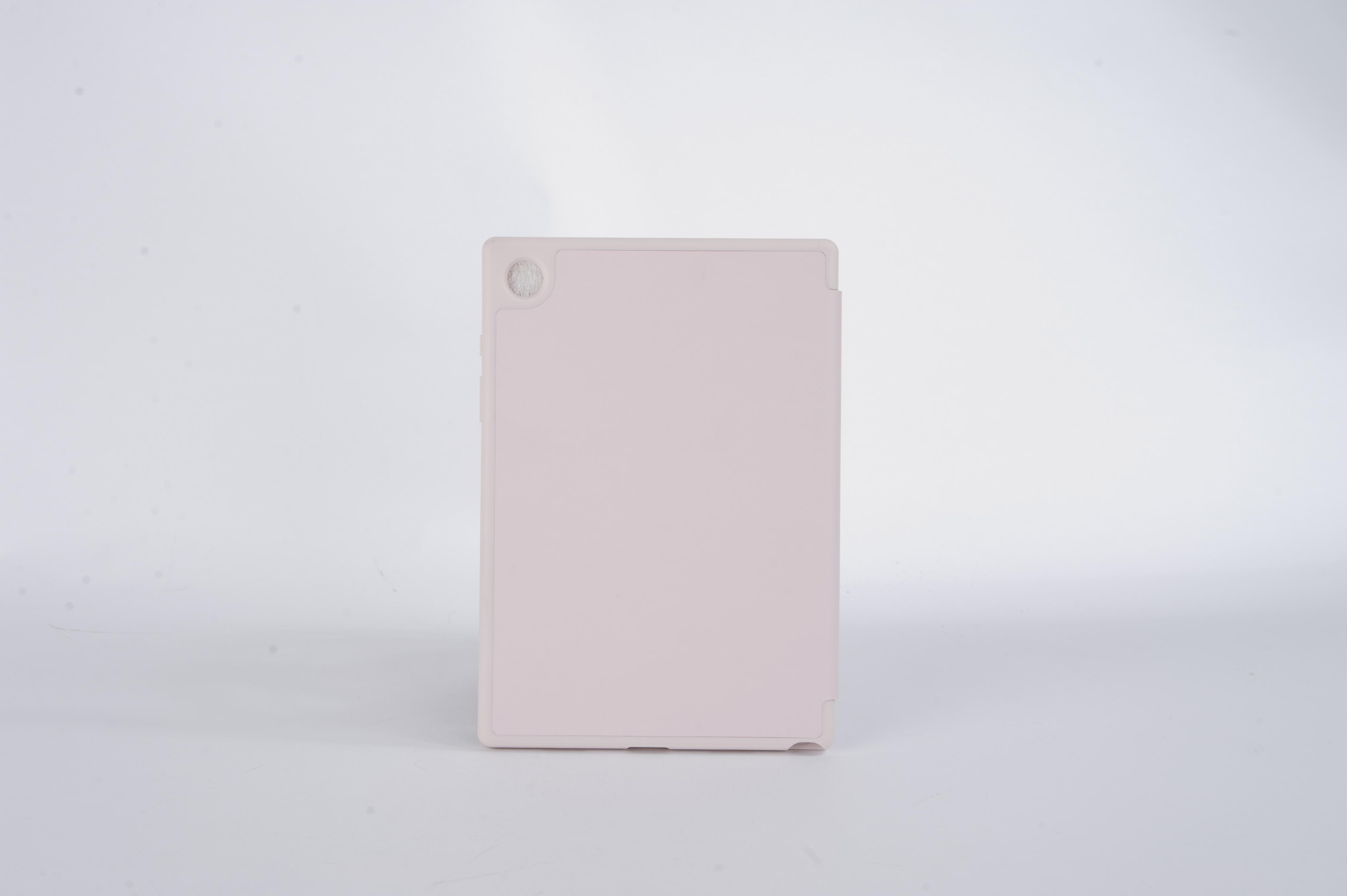 Ein hellrosa Tablet auf weißem Untergrund. Es hat eine Kamera und eine Taste an der Seite.