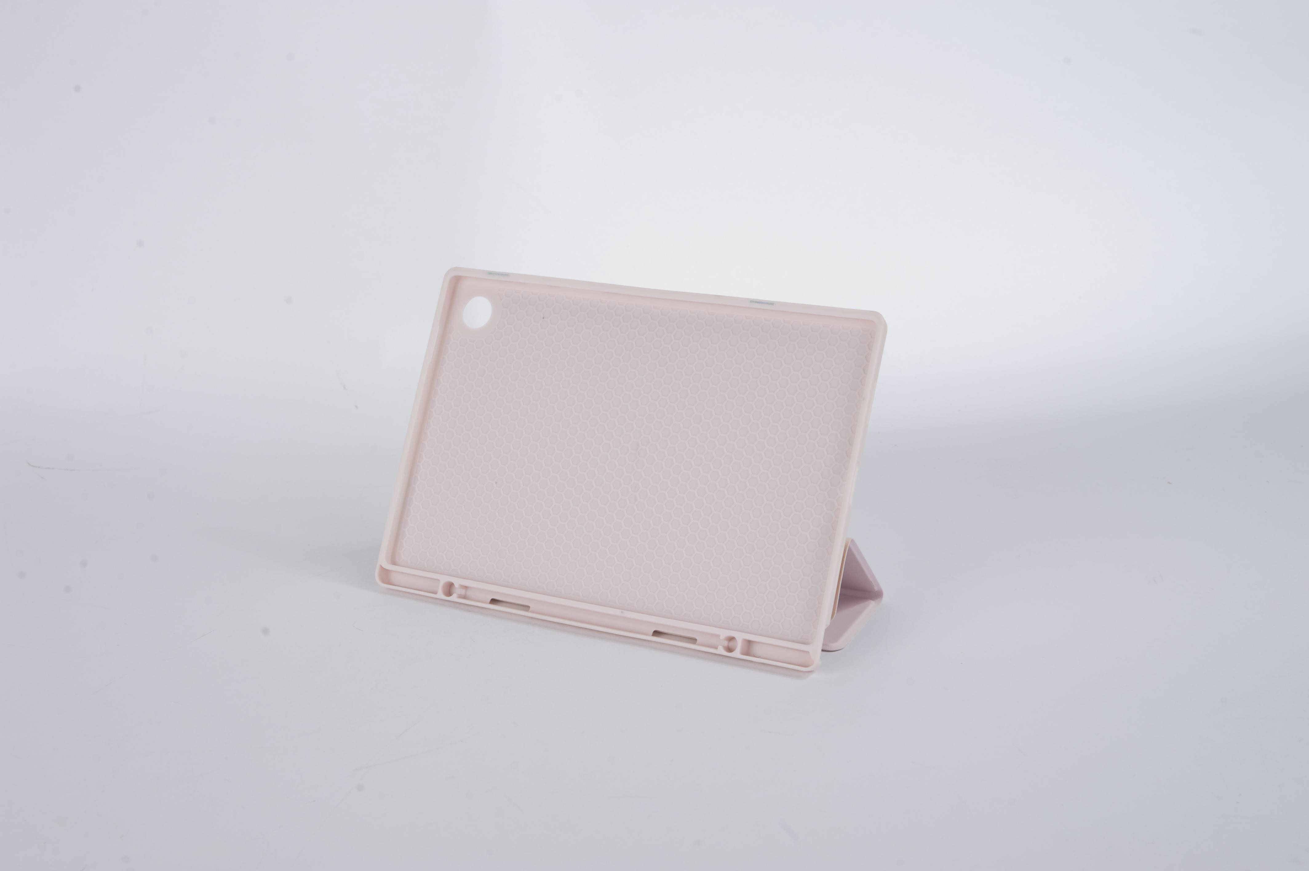 Eine rosa Tablet-Hülle ist geöffnet und steht auf der Seite vor weißem Hintergrund.