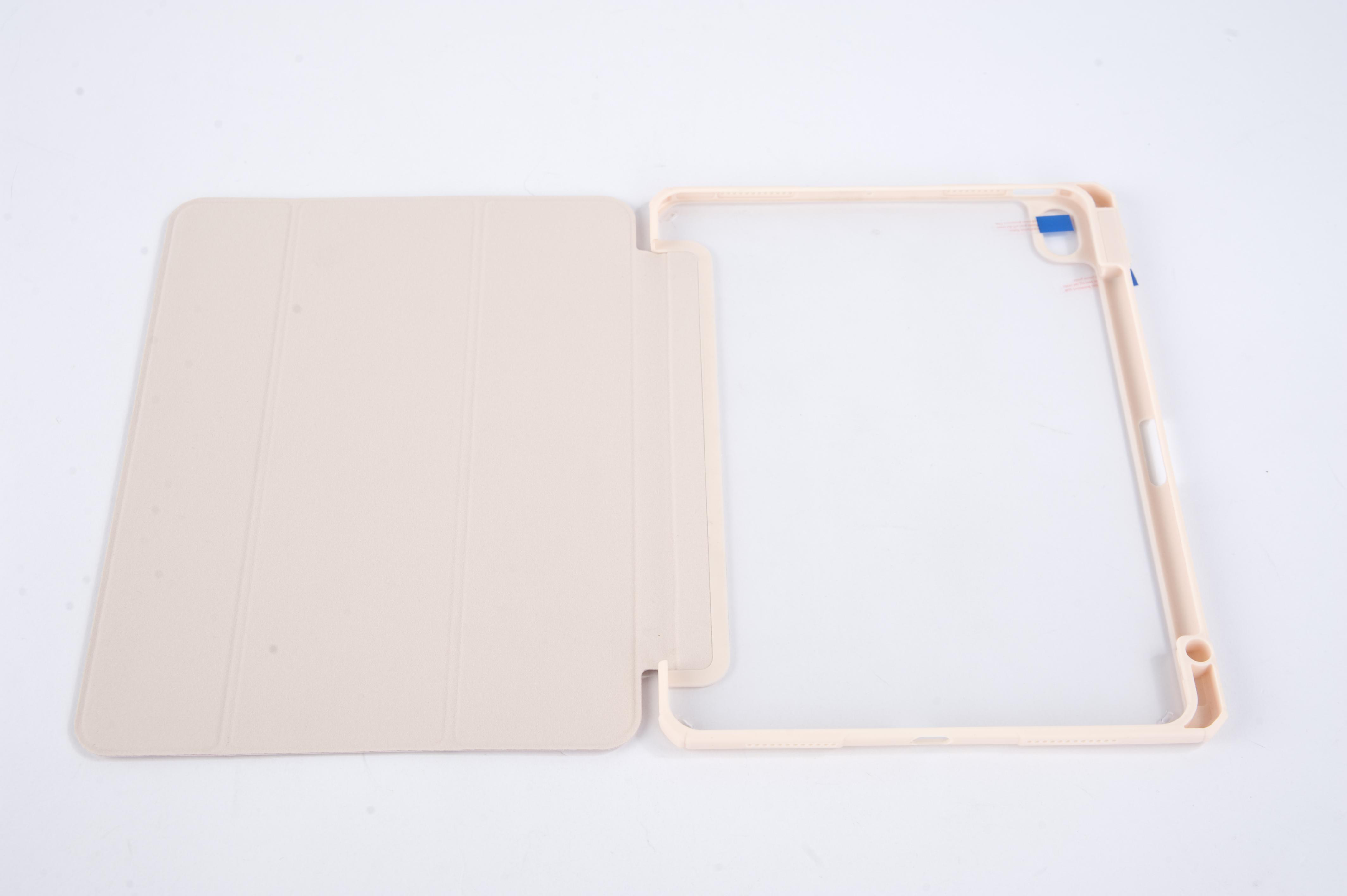 Beige Tablethülle, offen, neben einem durchsichtigen Kunststoffrahmen.