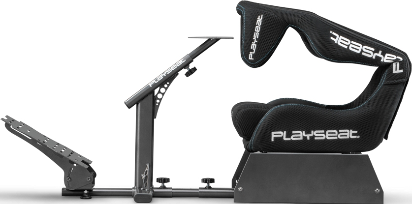 Playseat nero con sedile da corsa e supporto per pedali e volante.