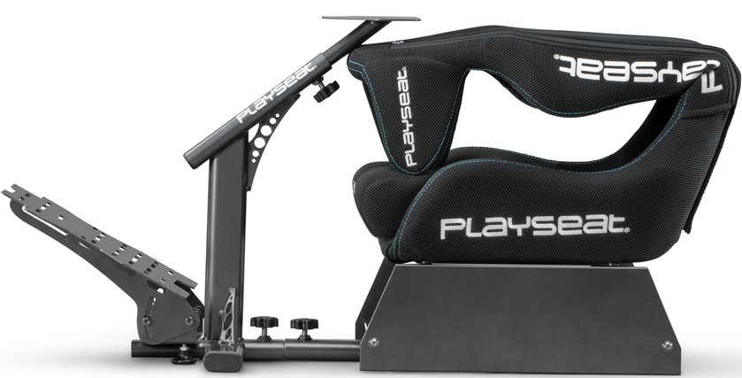 Sedia e supporto da gioco Playseat neri. La sedia ha un sedile nero e blu. Logo PLAYSEAT bianco.