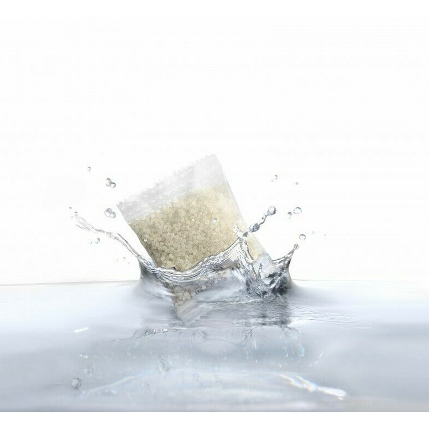 Un paquete de gránulos salpica en agua, creando una salpicadura. Fondo blanco.