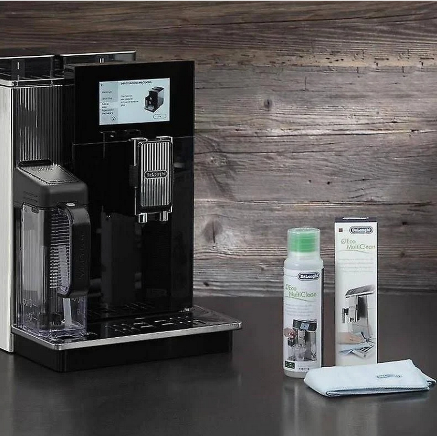 Una cafetera negra y plateada con accesorios, sobre una superficie oscura.