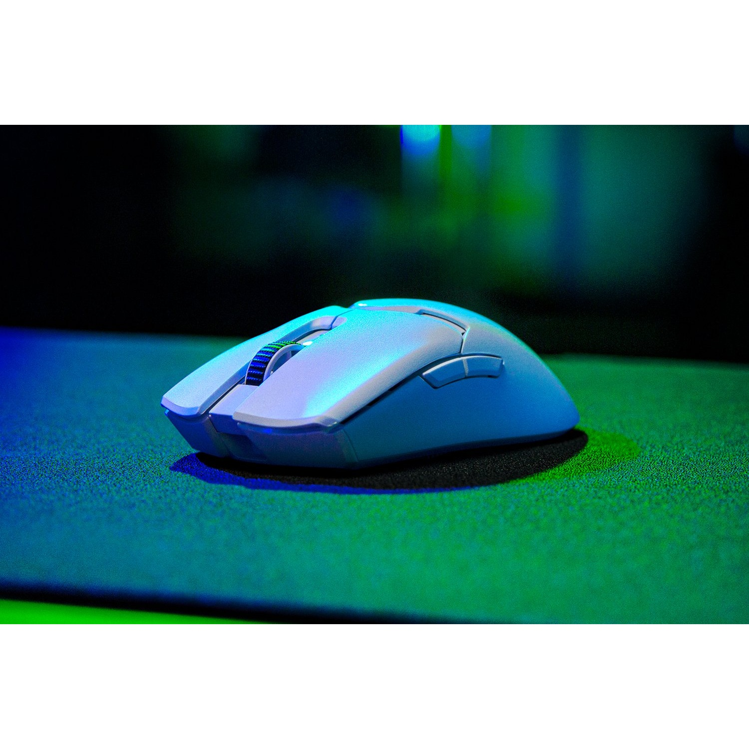 Un ratón gaming blanco iluminado con luces azules y verdes.