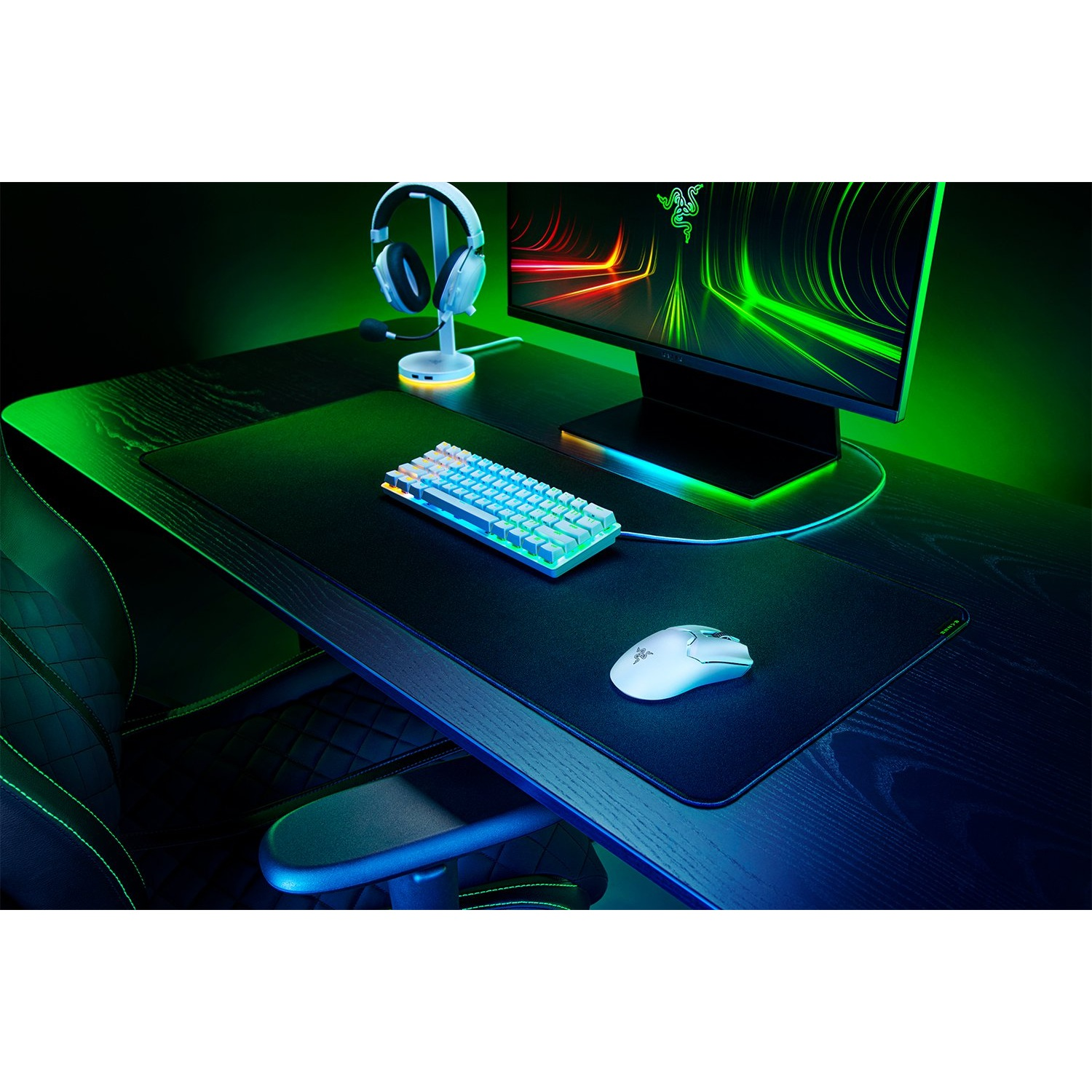 Una configuración de juego con teclado, ratón, auriculares y monitor.