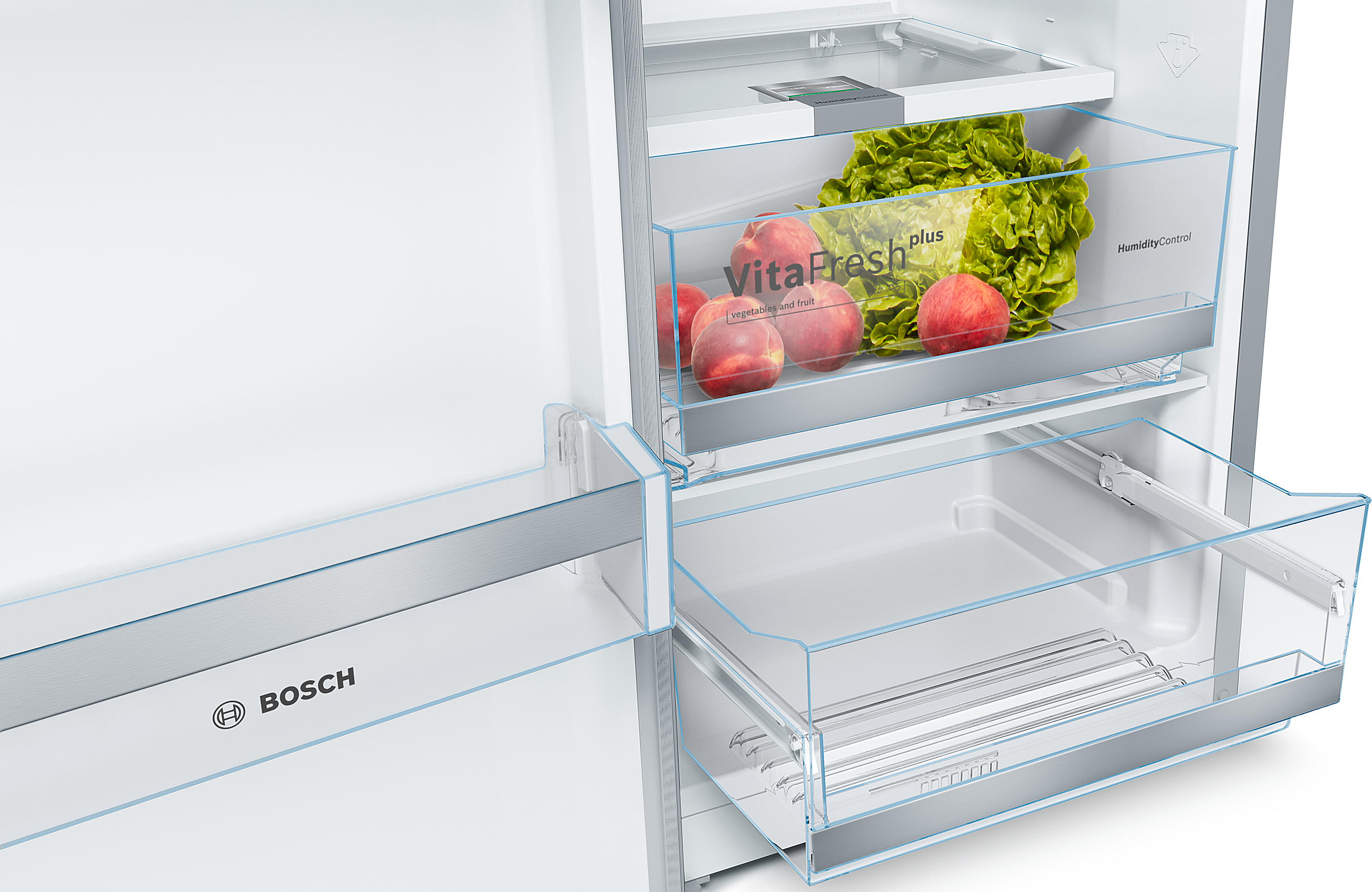 Une porte de réfrigérateur blanche ouverte, montrant des étagères et des aliments.