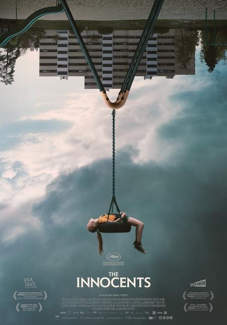 Filmposter: kind op bandenschommel, ondersteboven. Gebouwen en lucht worden hierboven weerspiegeld.
