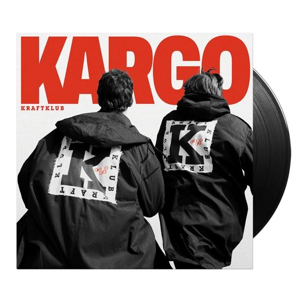 Albumcover mit zwei Figuren in Jacken. Das Wort KARGO in Rot steht oben.
