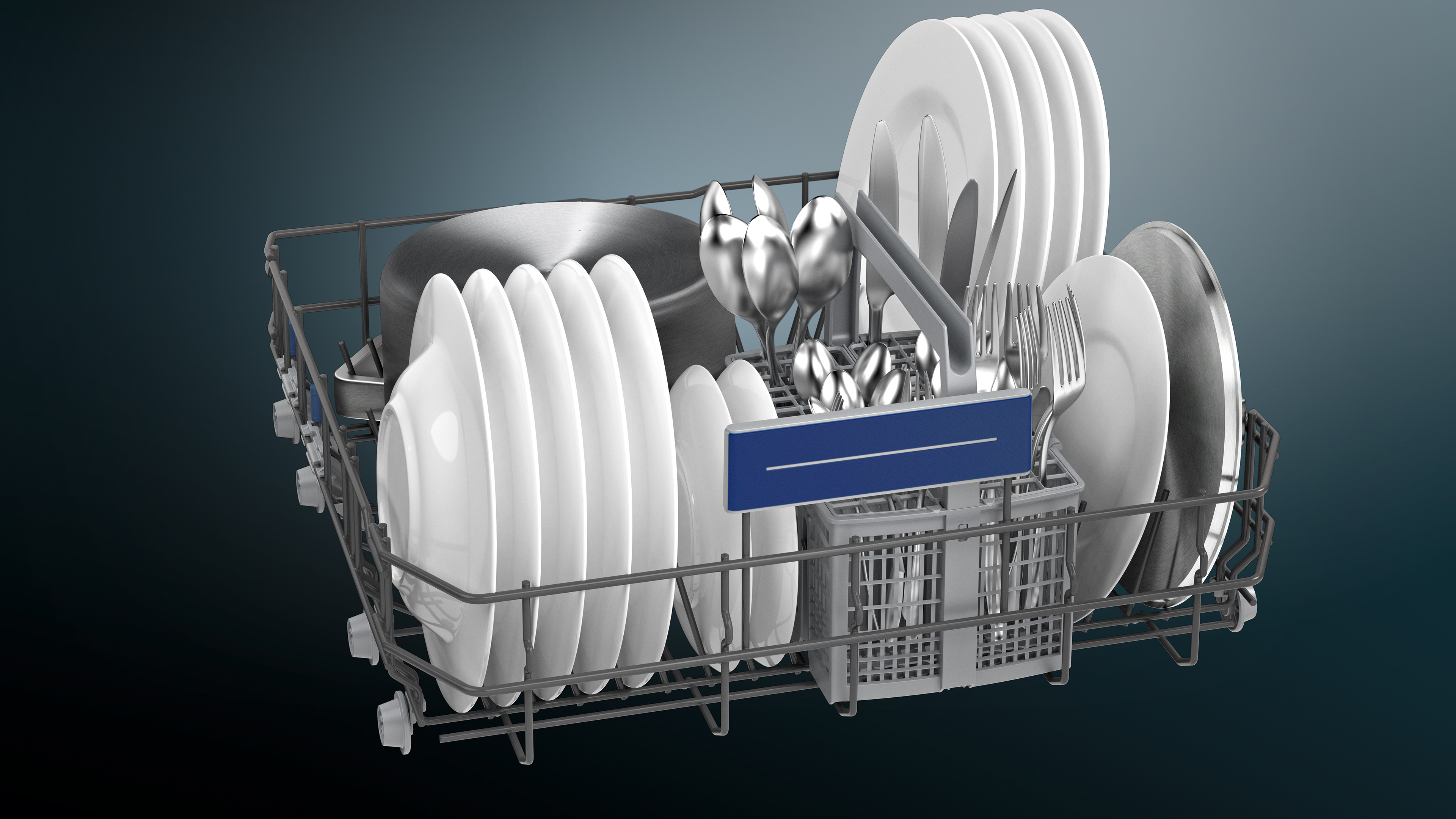 Geschirrspüler-Rack mit Tellern, Besteck und Topf beladen.