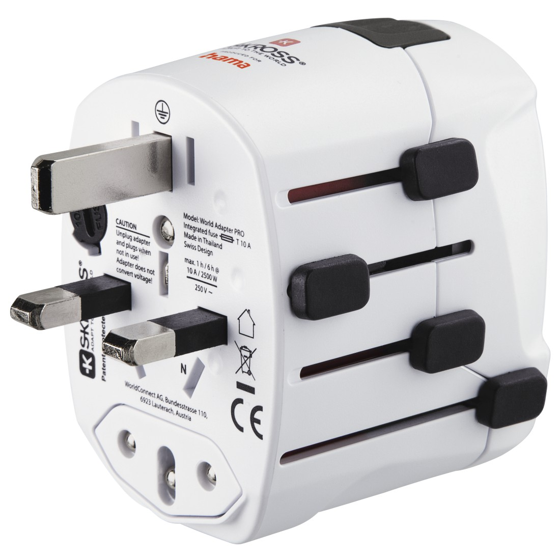 Weiß-schwarzer Reiseadapter mit mehreren Stecker-Konfigurationen. Nahaufnahme auf weißem Hintergrund.