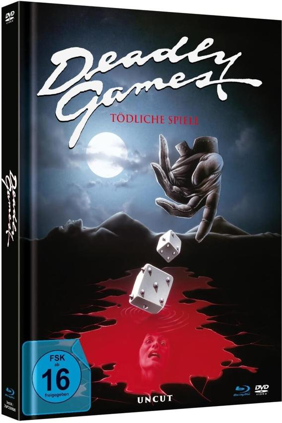 DVD-Box mit dunklem Hintergrund, Würfeln und einer Hand.