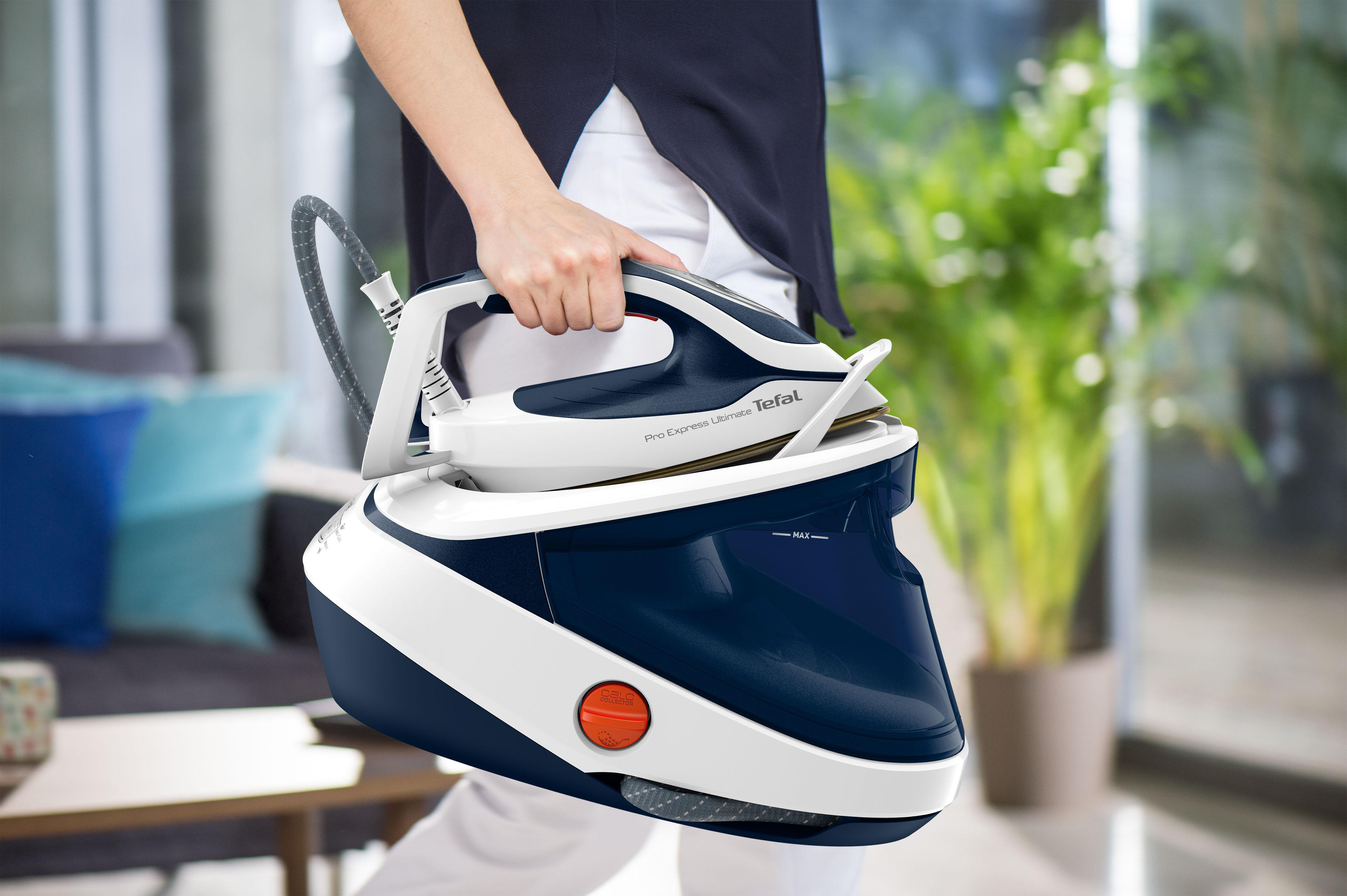 Frau hält ein blau-weißes Bügeleisen mit großem Wassertank.