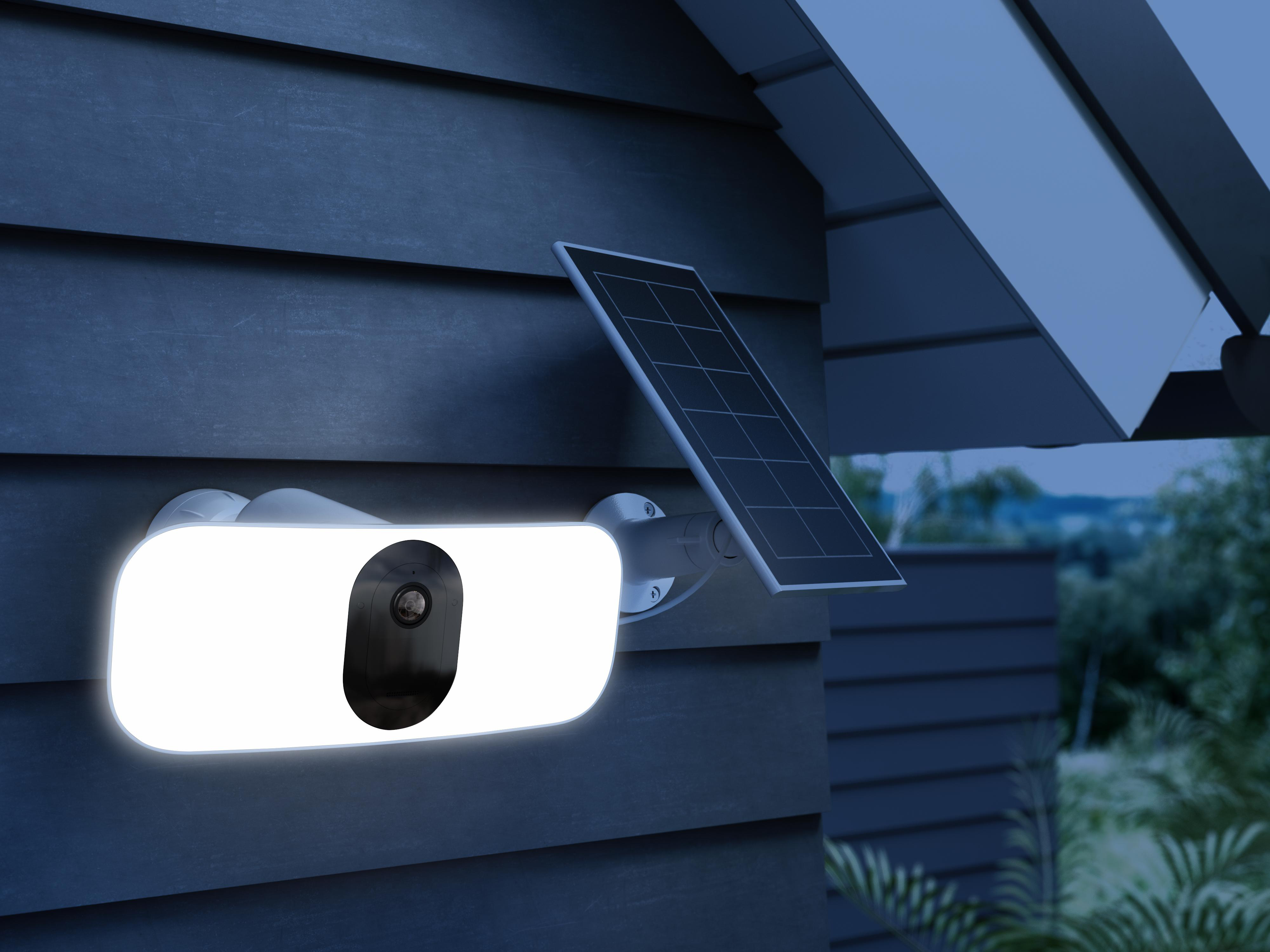 Außen-Sicherheitslicht mit Kamera und Solarpanel an einem Haus befestigt.