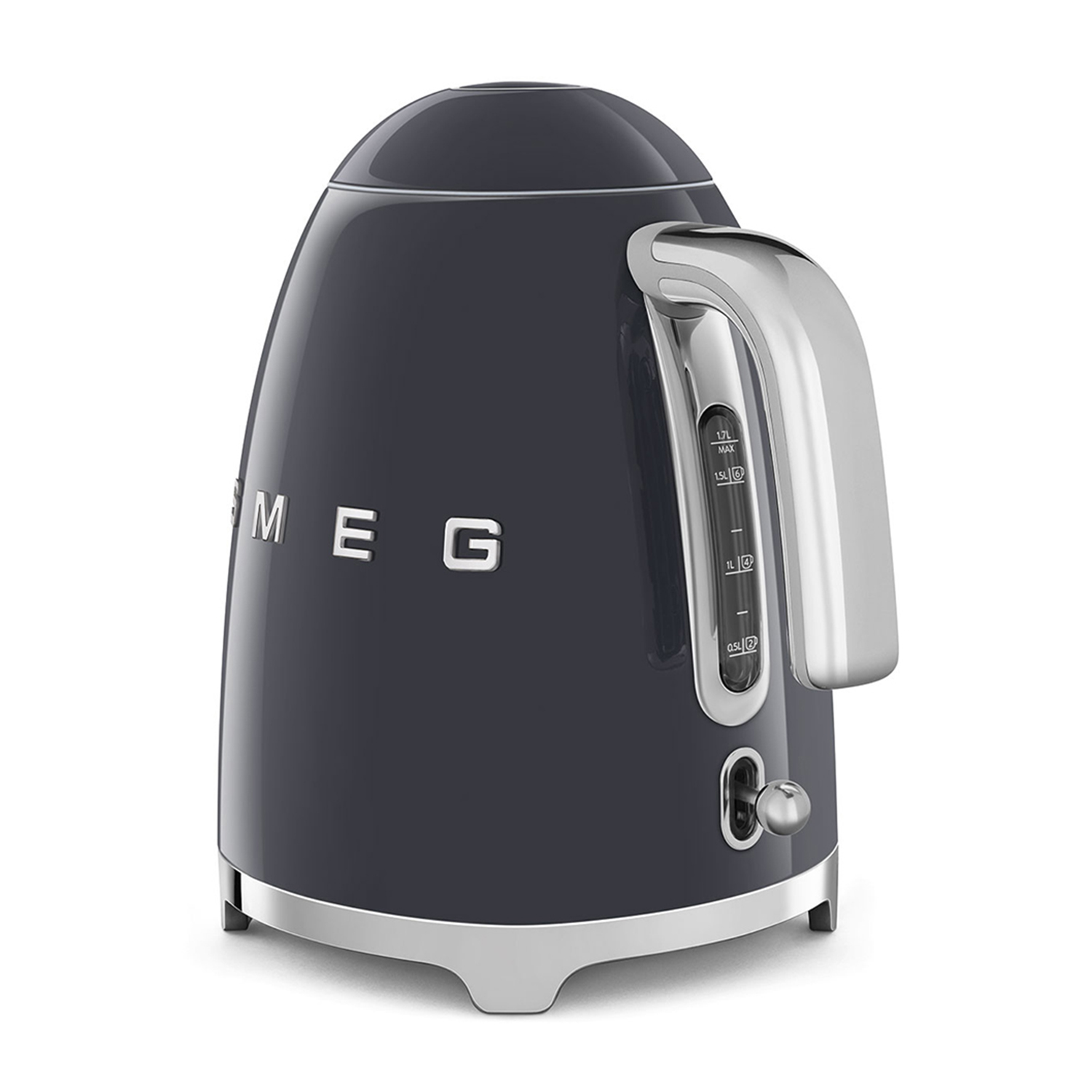 Un bollitore Smeg grigio scuro, dettagli cromati, isolato su bianco.