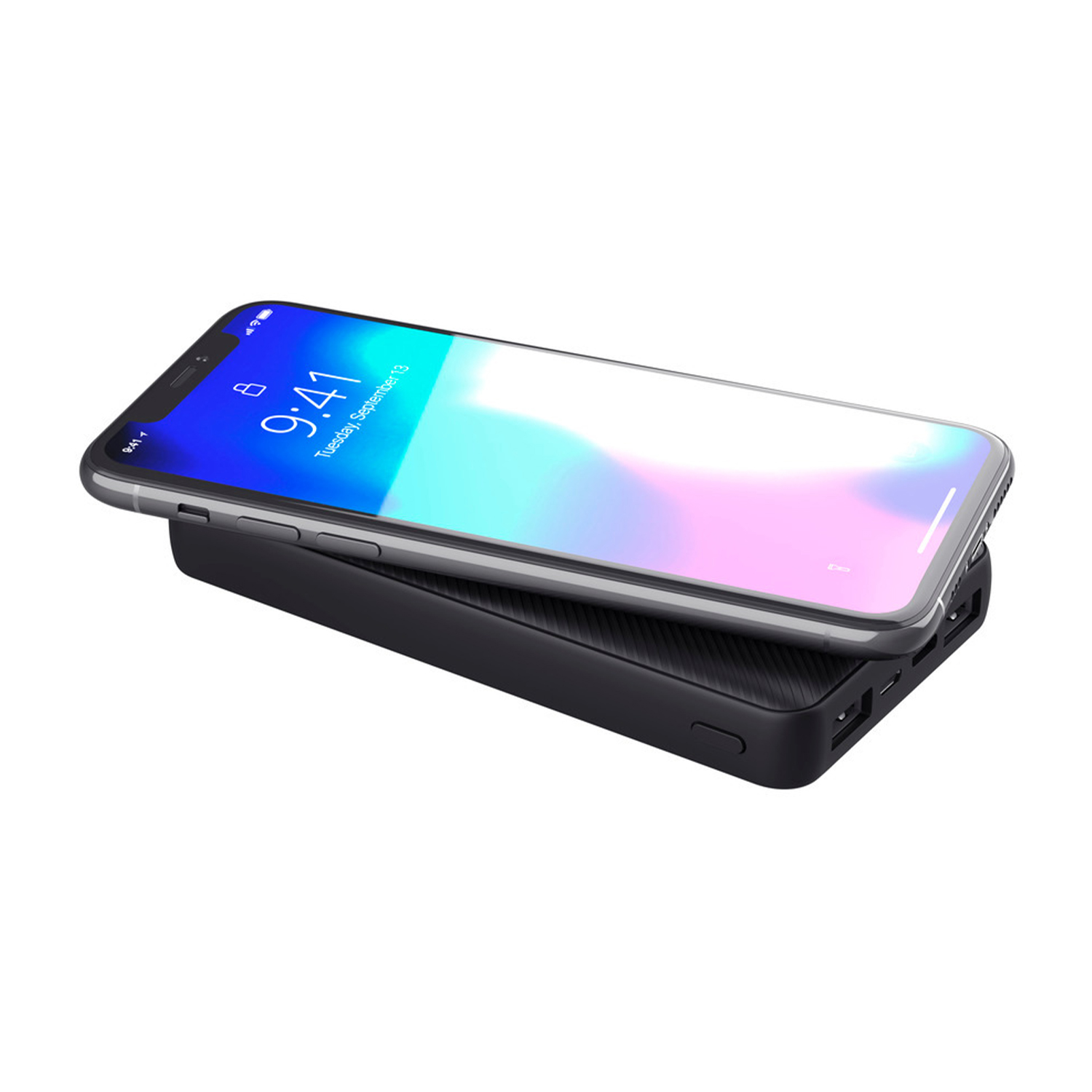 Uno smartphone è posizionato sopra un caricatore portatile nero.