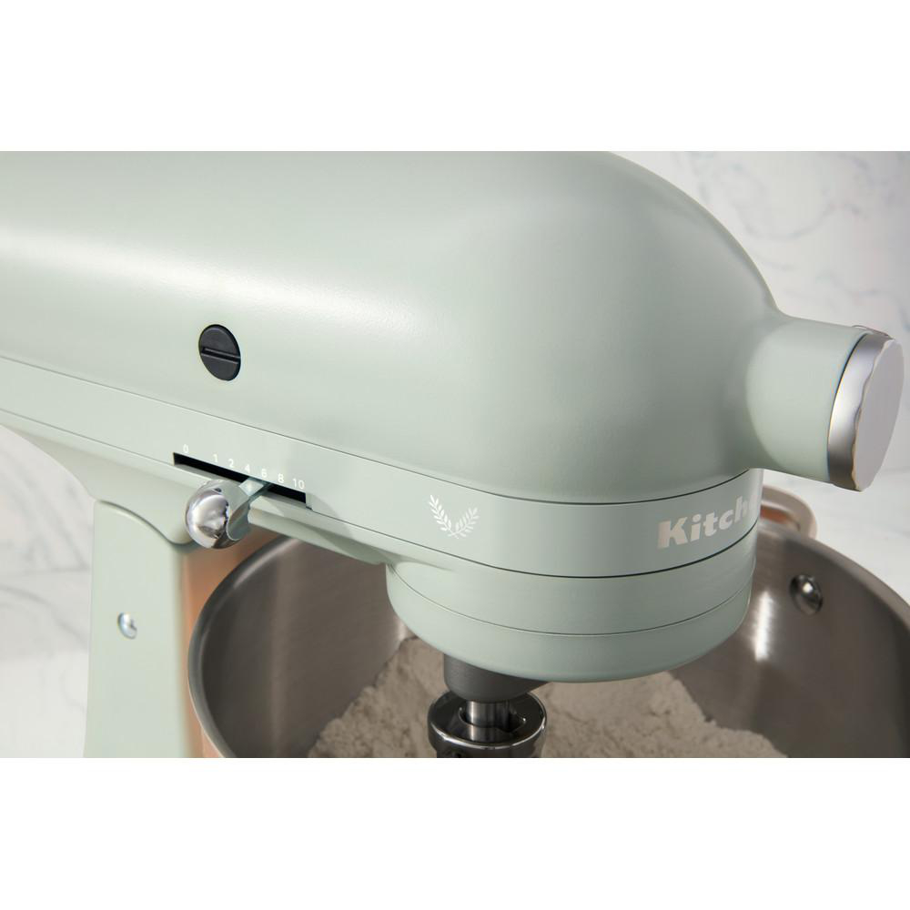 Nahaufnahme eines KitchenAid Mixers, der Mehl in einer Schüssel mischt.