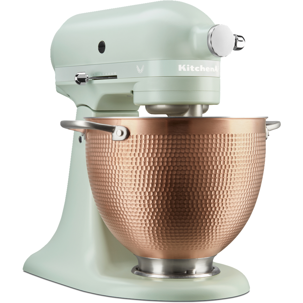 Mintgrüner KitchenAid-Mixer mit einer Kupferschüssel. Der Hintergrund ist weiß.
