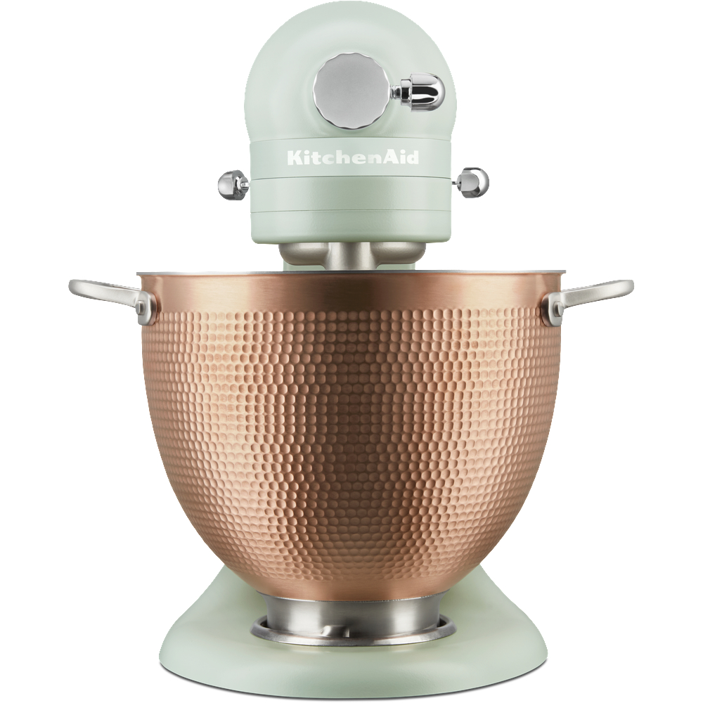 Ein mintgrüner KitchenAid-Küchenmixer mit einer Kupferschüssel auf weißem Hintergrund.